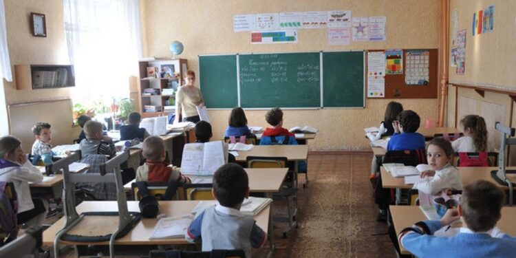 Учителя в Молдове ценятся в два раза дешевле, чем чиновники