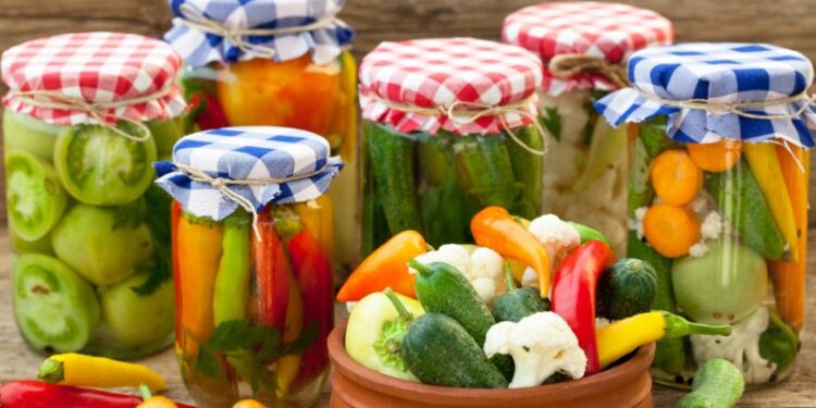 Сезон консервирования со вкусом инфляции: Закрутки в Молдове становятся роскошью?