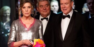 El Príncipe Alberto II asiste al Rosenball sin Charlène, y alimenta los rumores sobre matrimonios