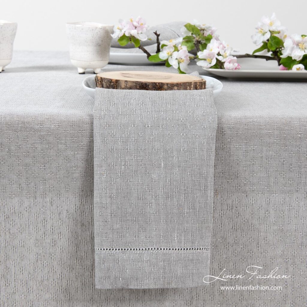 TANGO Serviette de table beige 3 Light grey 100% linen napkin in a slight open-weave pattern, and with a row of hemstitch along all edges