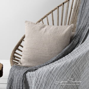 FOCUS Couverture gris clair 18 Linen grey doublesided blanket with natural cushion cover from Lisa collection.
