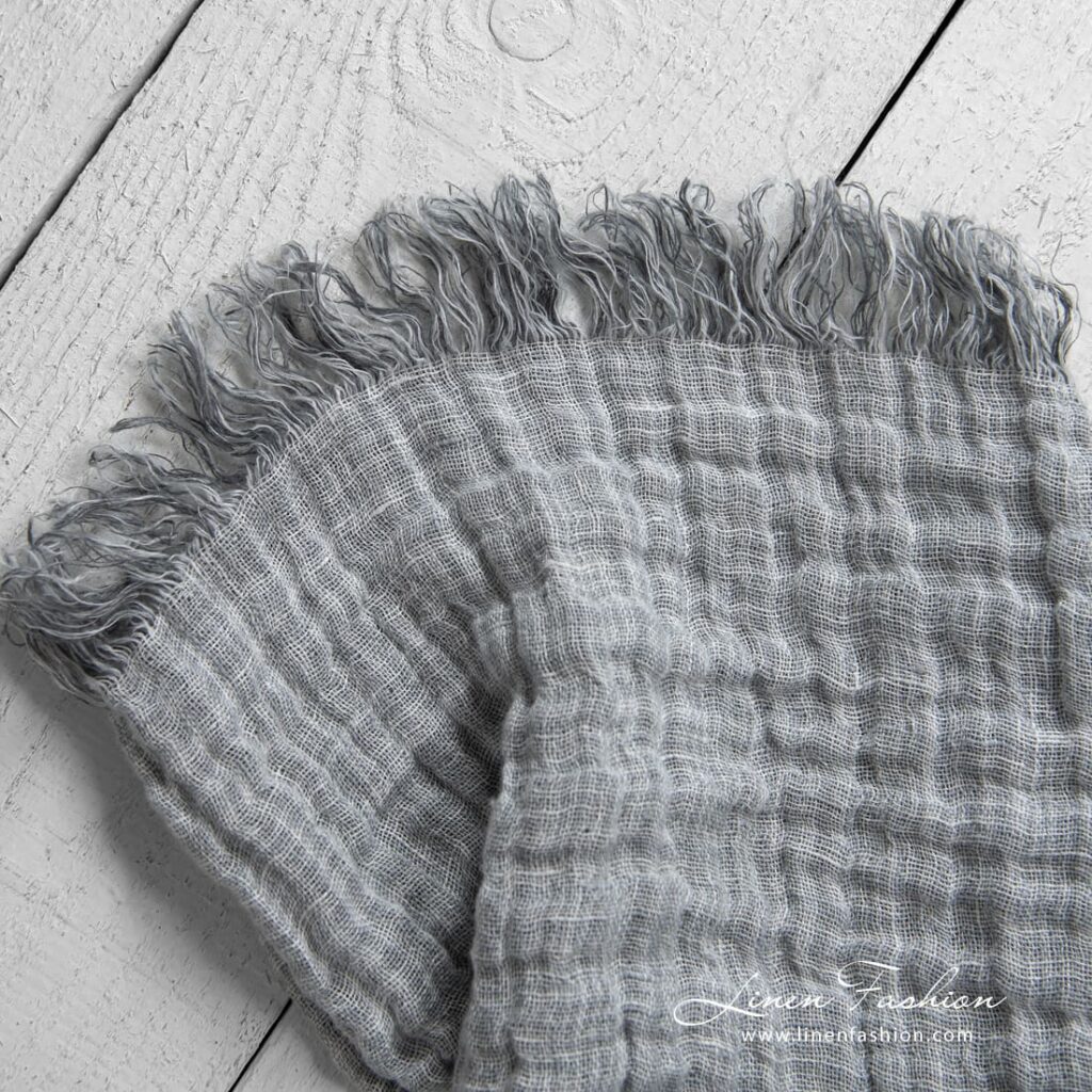 FOCUS Couverture gris clair 5 Linen grey doublesided blanket, 5cm. fringes on short sides.