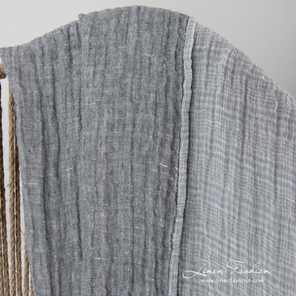 FOCUS Couverture gris clair 4 Linen grey doublesided blanket, one side light, other - dark.