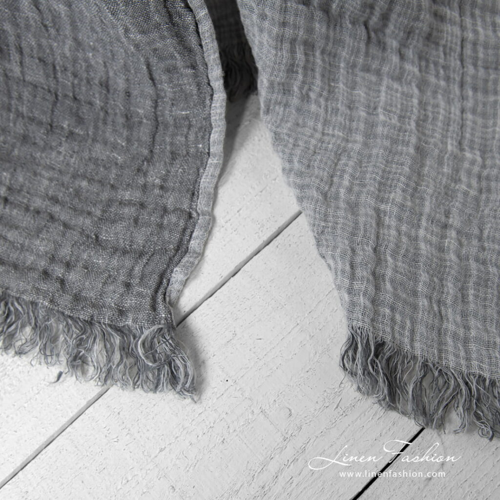 FOCUS Couverture gris clair 3 Linen grey doublesided blanket, with fringes.