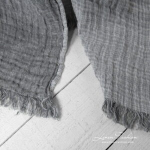 FOCUS Couverture gris clair 15 Linen grey doublesided blanket, with fringes.