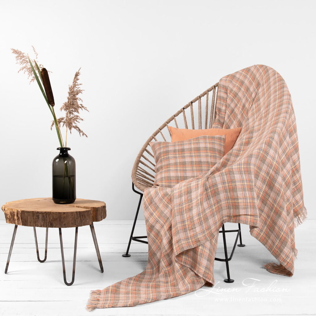 DIEGO Couverture à carreaux 1 checked linen throw.