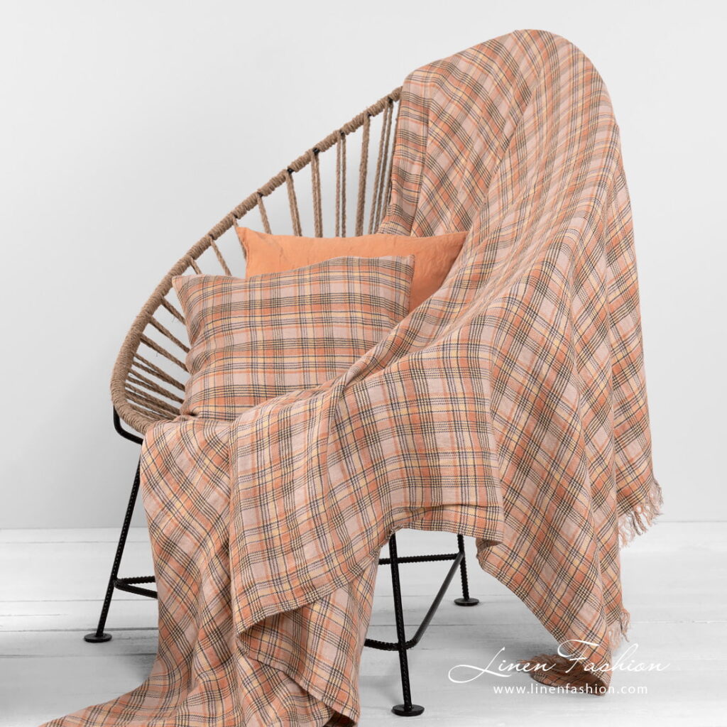 DIEGO Couverture à carreaux 2 checked linen throw with cushions.