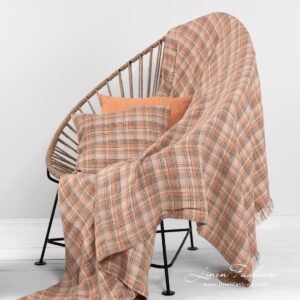 DIEGO Couverture à carreaux 12 checked linen throw with cushions.