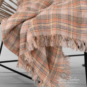 DIEGO Couverture à carreaux 13 checked linen throw, with loose fringes.