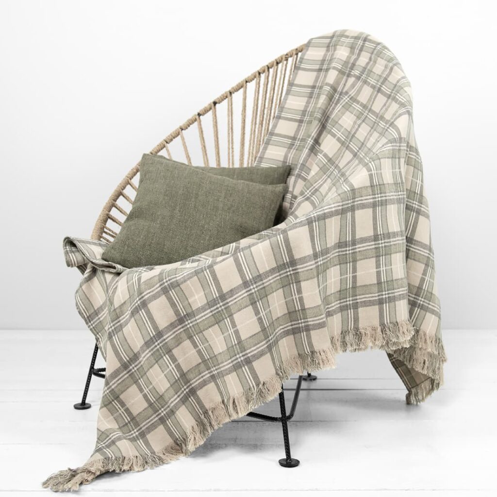 ROCCA Couverture beige 2 Beige checked linen cotton blanket on chair
