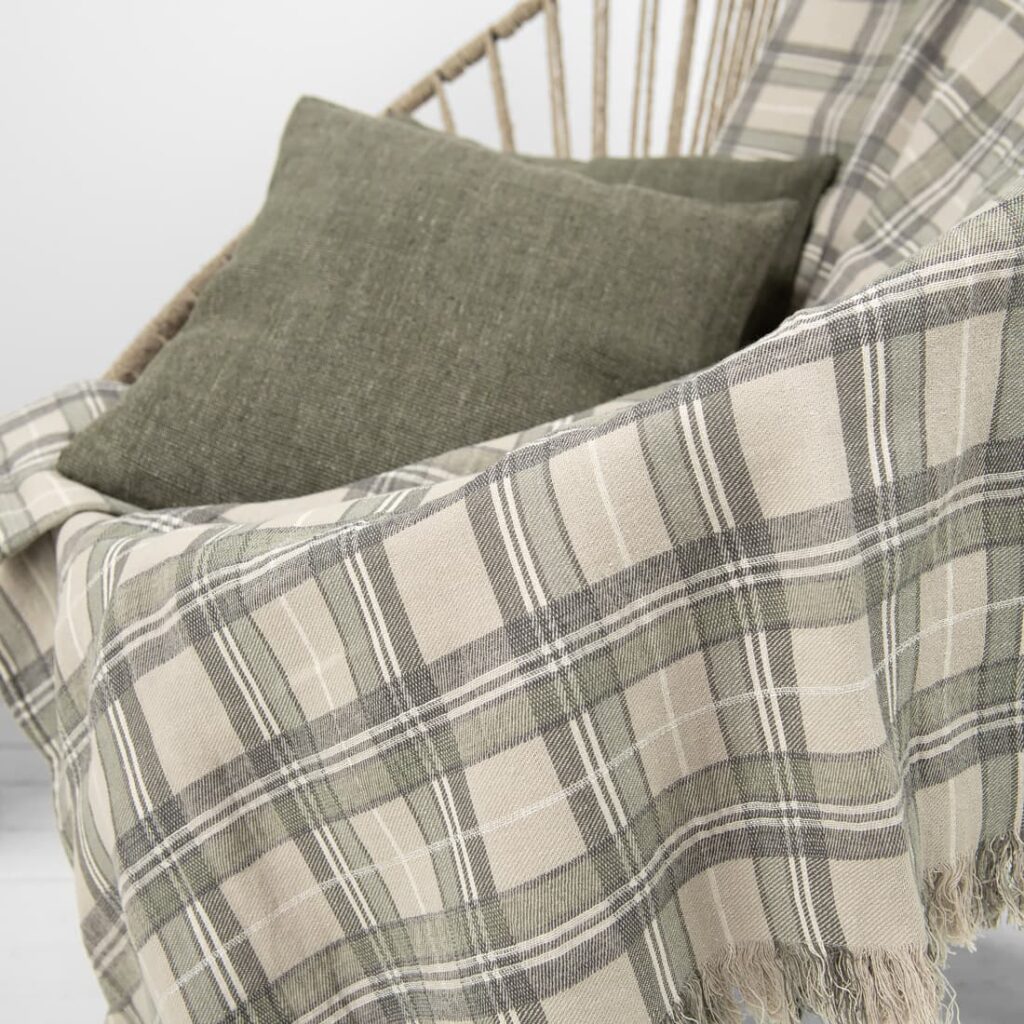 ROCCA Couverture beige 3 Beige checked linen cotton blanket draped on chair with green cushion