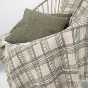 ROCCA Couverture beige 15 Beige checked linen cotton blanket draped on chair with green cushion