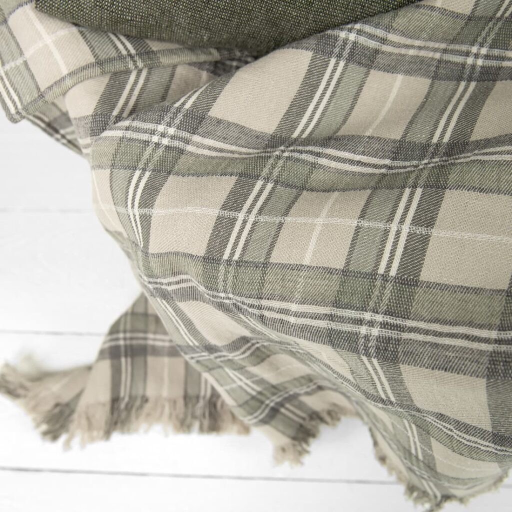 ROCCA Couverture beige 5 Beige checked linen cotton blanket close up view
