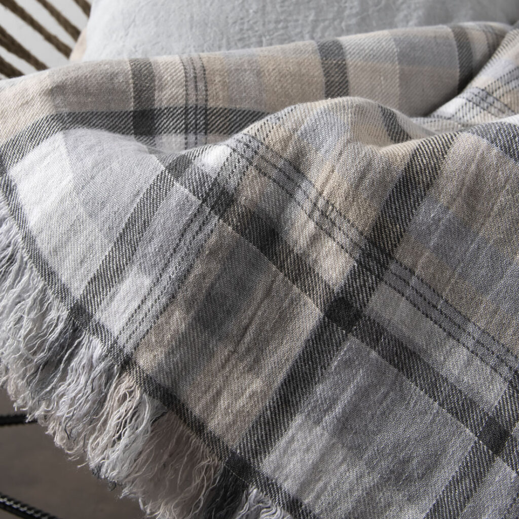 JARA Couverture gris 3 JARA grey linen blanket with fringes