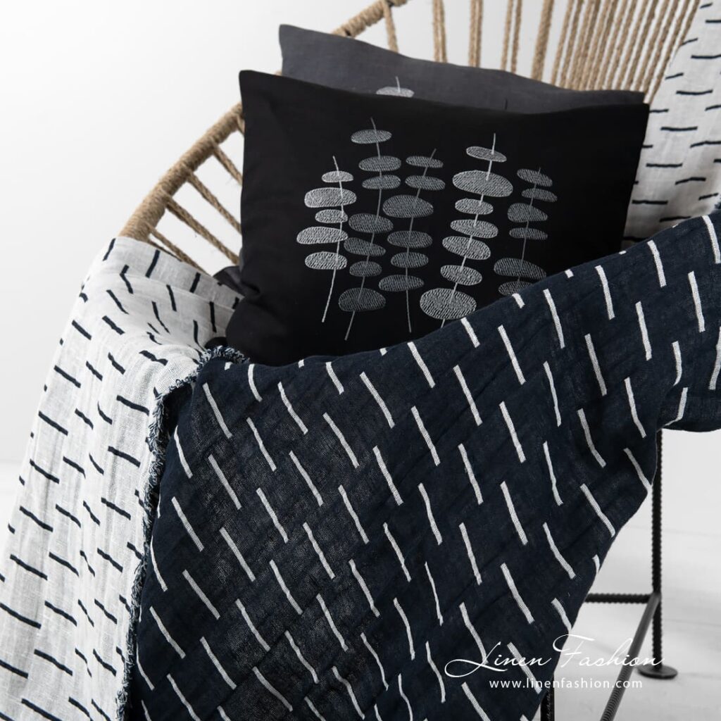 HAZEL Couverture noire 2 HAZEL black linen cotton blanket with stripes