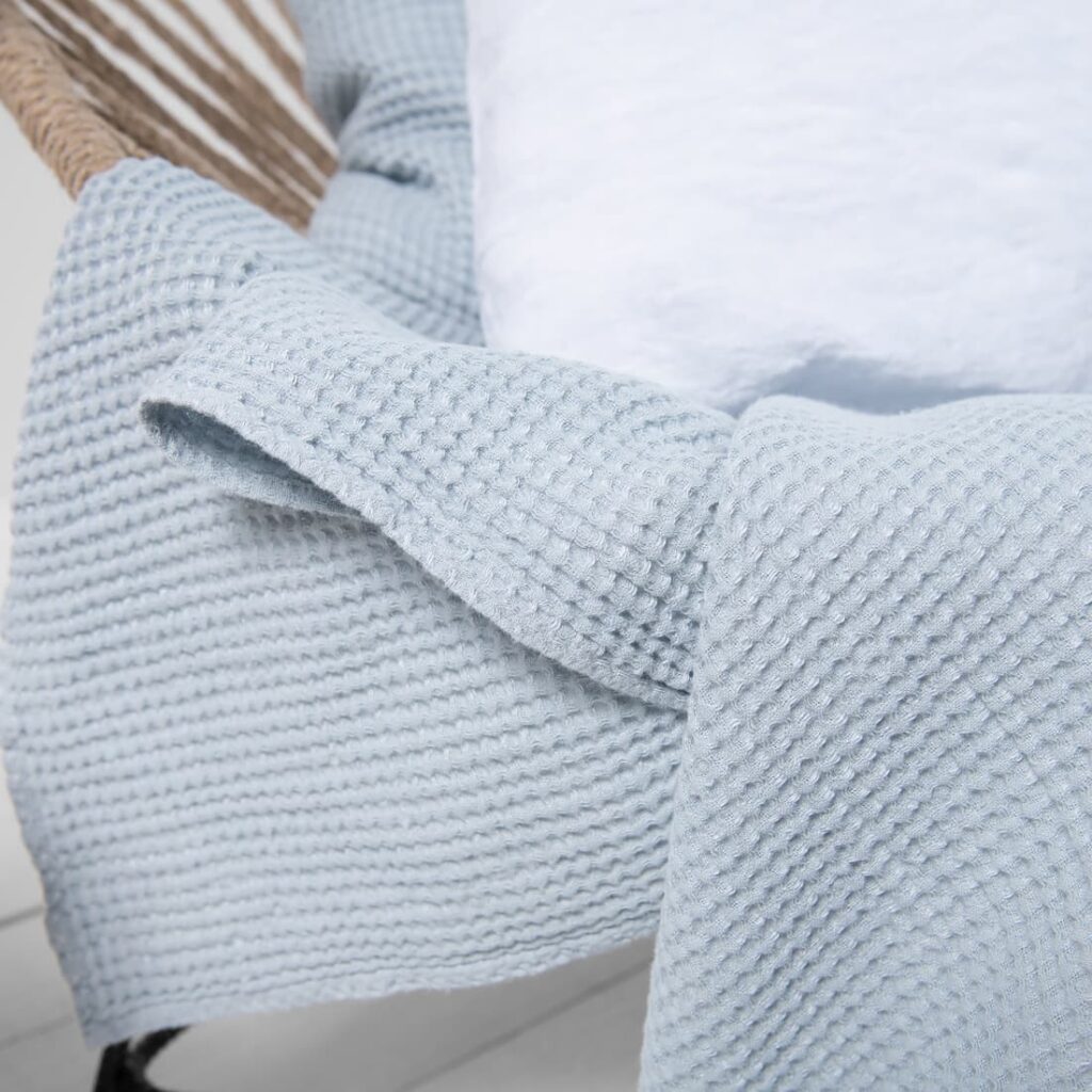 BINGO Couverture bleu glacier 4 Linen cotton throw ice blue with cusion covers.