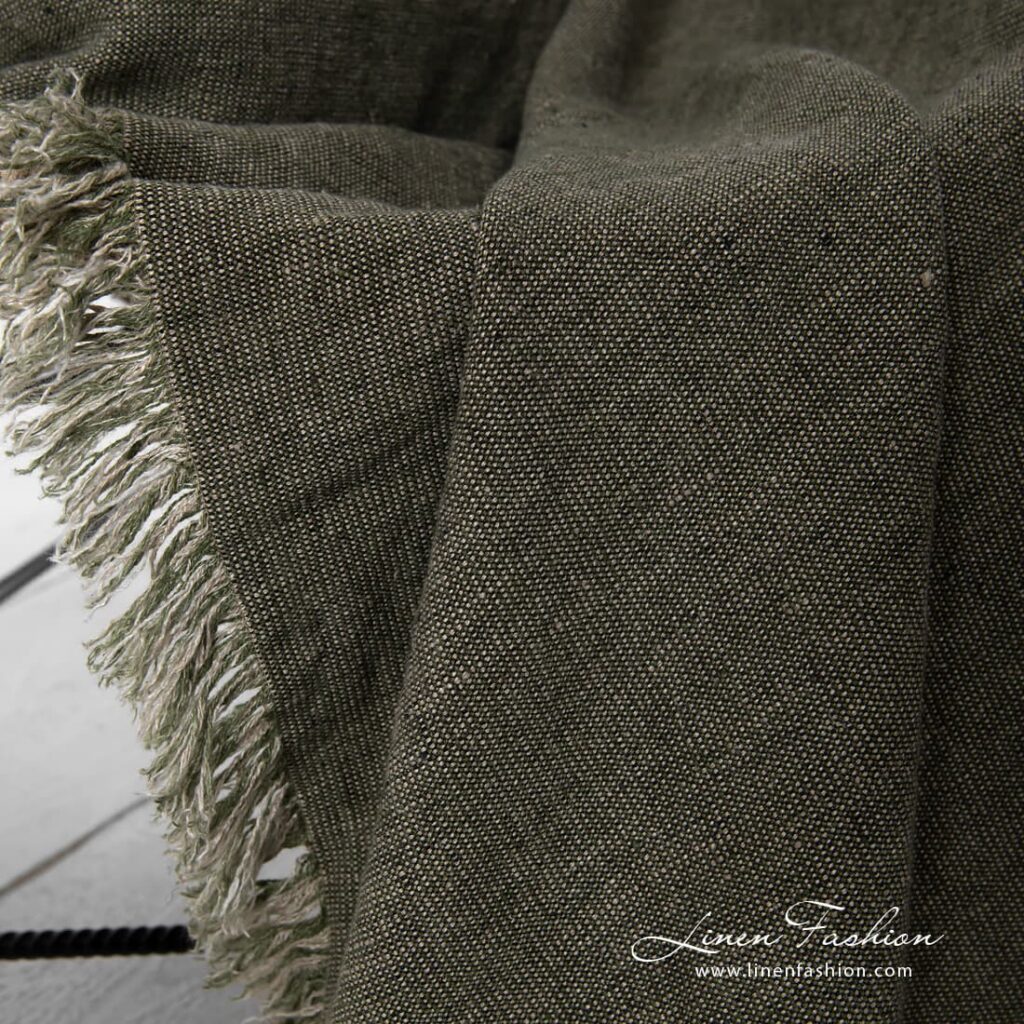 MOSSA Couverture vert 4 Green linen blanket with loose fringes