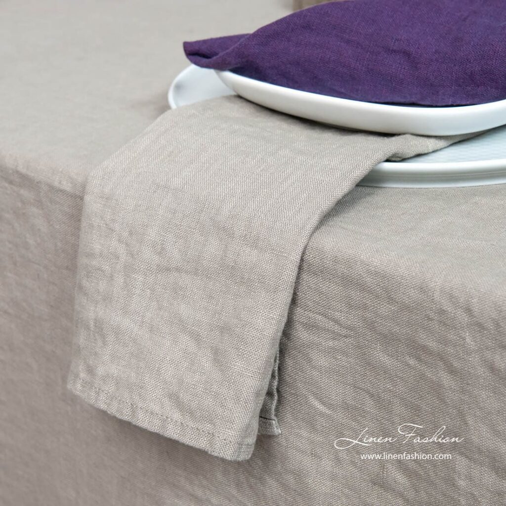 GAMMA Serviette de table gris brunâtre 2 Linen napkin in brownish grey color.