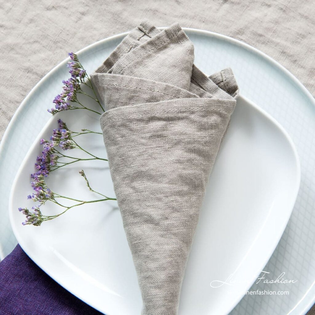 GAMMA Serviette de table gris brunâtre 3 Brownish grey napkin of linen fabric.