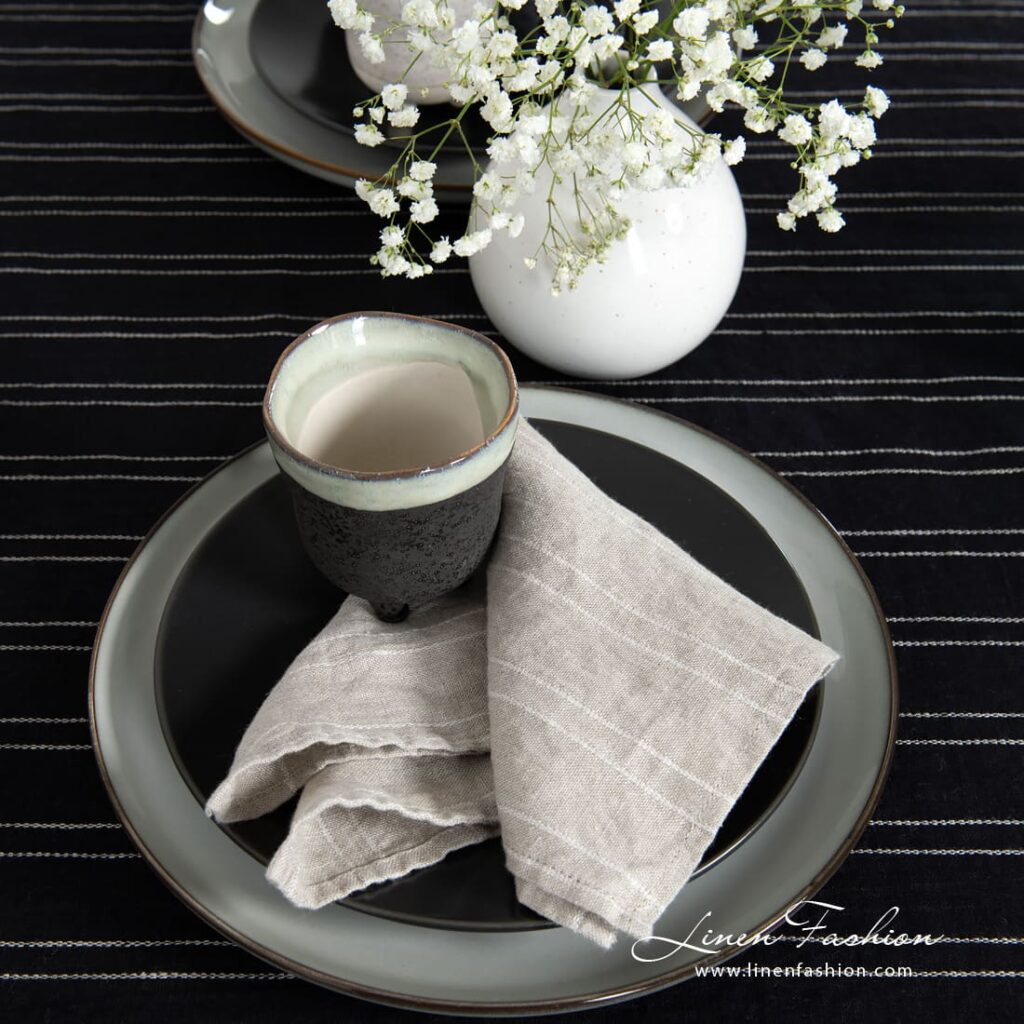 URBAN Serviette de table beige 2 URBAN grey linen napkin with narrow stripes