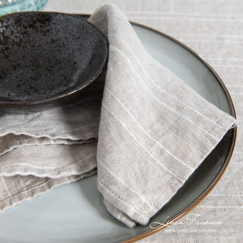 URBAN Serviette de table beige 4 Natural linen color napkin in white narrow stripes