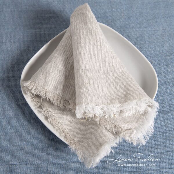 MANTIS light grey linen napkin with fringes