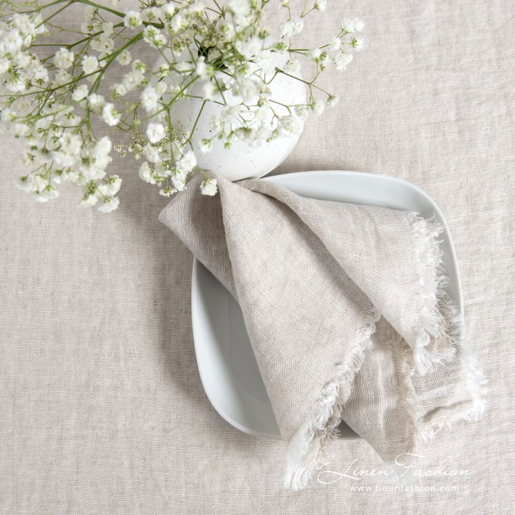 MANTIS Serviette de table beige 3 Light grey linen napkin with loose fringes