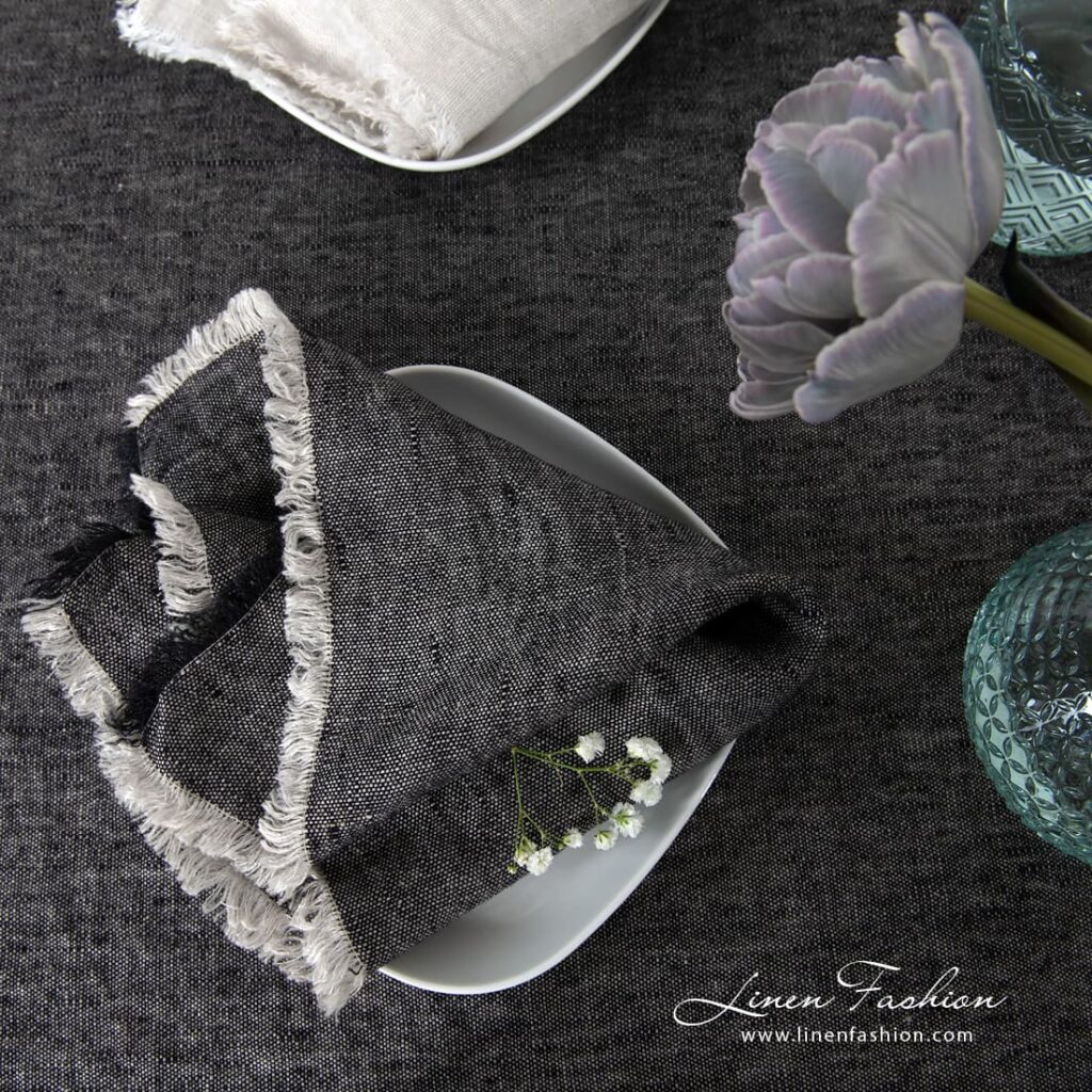 MANTIS Serviette de table noire 2 MANTIS black linen napkin with fringes