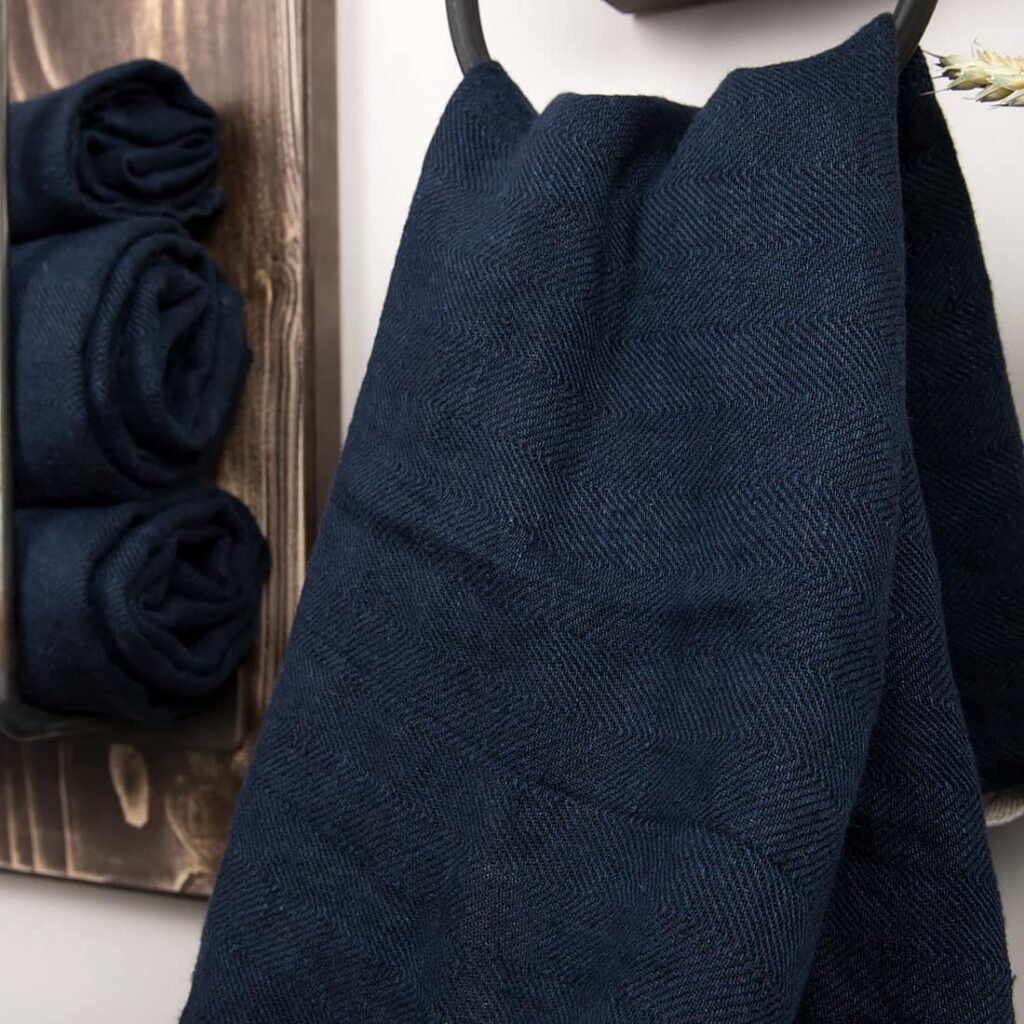 Serviette de bain en lin bleu foncé 2 Serviette de bain en lin bleu foncé – Image 2