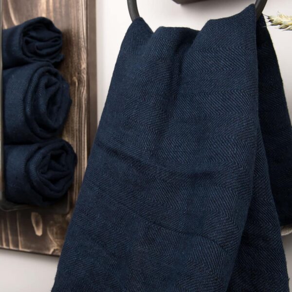 Serviette de bain en lin bleu foncé – Image 2