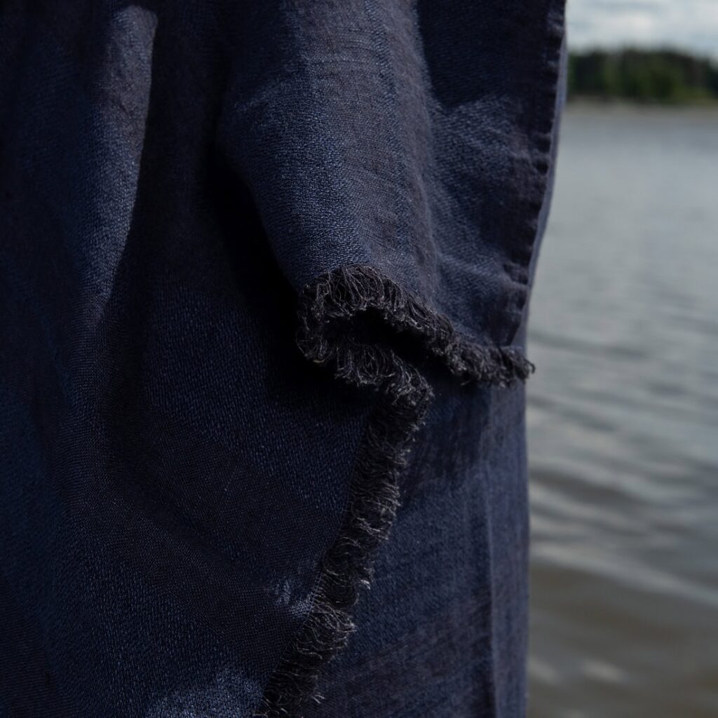 ISLA Serviette de plage à rayures noires et bleues 4 ISLA Serviette de plage à rayures noires et bleues – Image 4