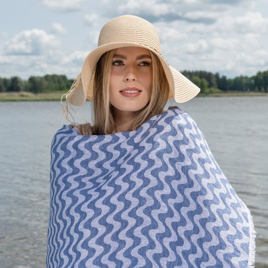 CROATIA Serviette de plage bleue 3 CROATIA Serviette de plage bleue – Image 3