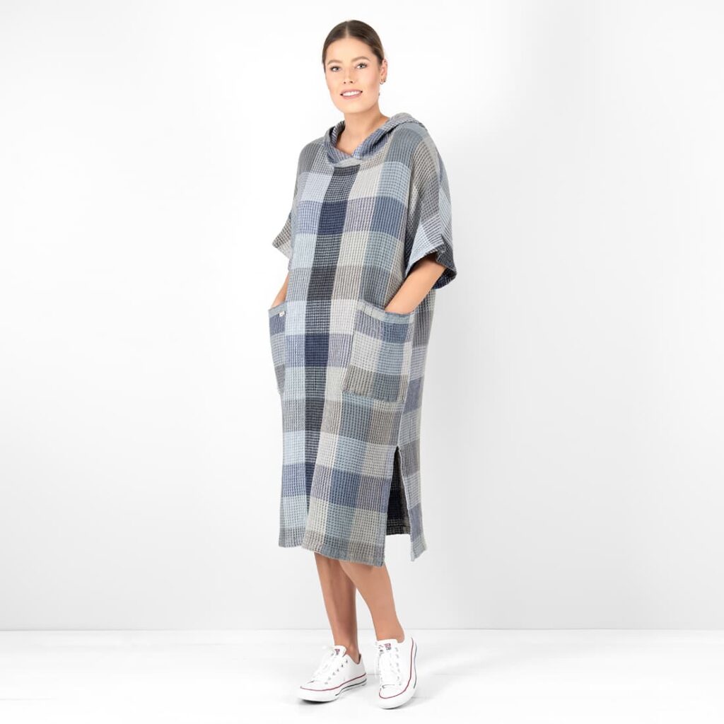 BINGO Poncho gris bleu à carreaux 2 grey blue linen poncho bingo with slits.