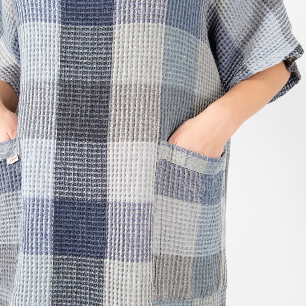 BINGO Poncho gris bleu à carreaux 4 grey blue linen poncho bingo with pockets.