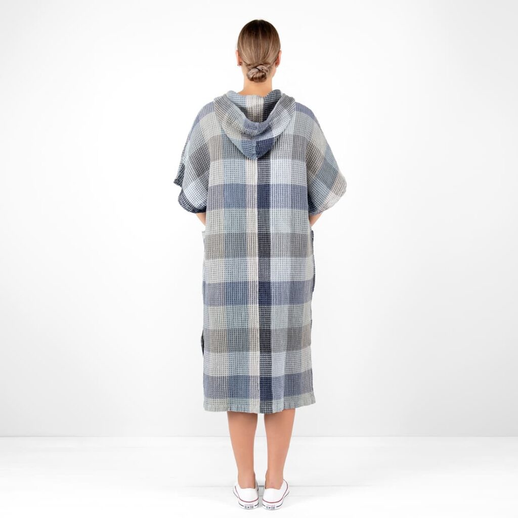 BINGO Poncho gris bleu à carreaux 6 grey blue linen poncho bingo from backside.