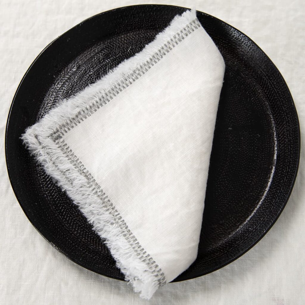 ALBA Serviette de table blanche 1 white linen napkin with decorative stitch.