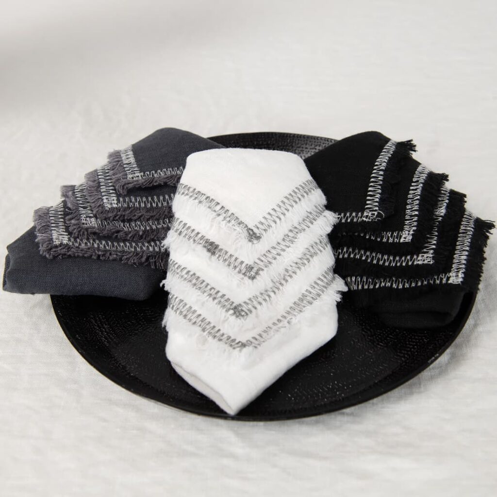 ALBA Serviette de table blanche 2 white linen napkin with decorative stitch in 3 colors.
