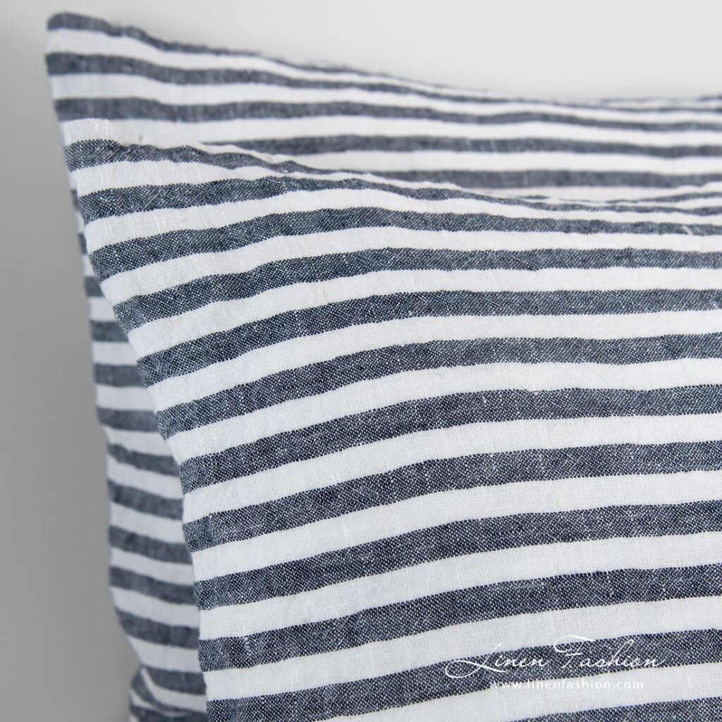MALAGA Linge de lit 4 MALAGA bed linen with white and blue stripes, specially washed