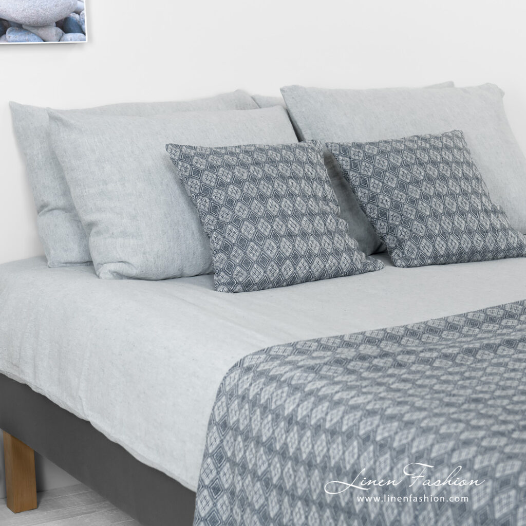 STONA Linge de lit 2 linen cotton blue grey bedlinen with throw and cushions.