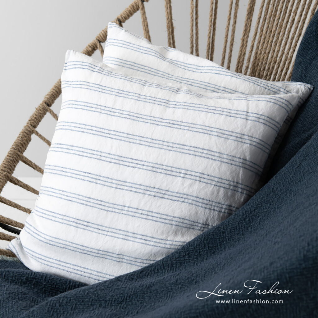MAMBA Couverture bleu marine 5 linen navy blanket with cushion cover from milky way collection.