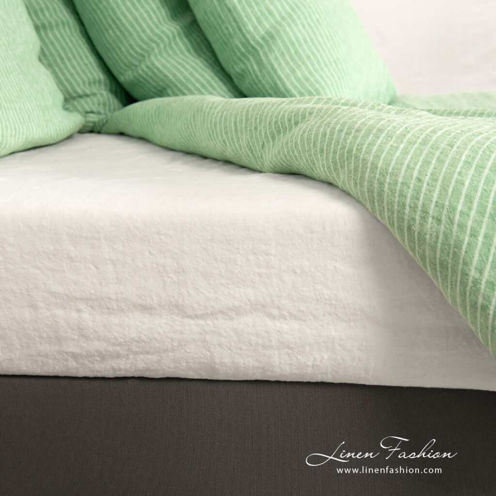 FROGA Linge de lit 2 bedlinen green stripes with white sheets, flat & fitted.