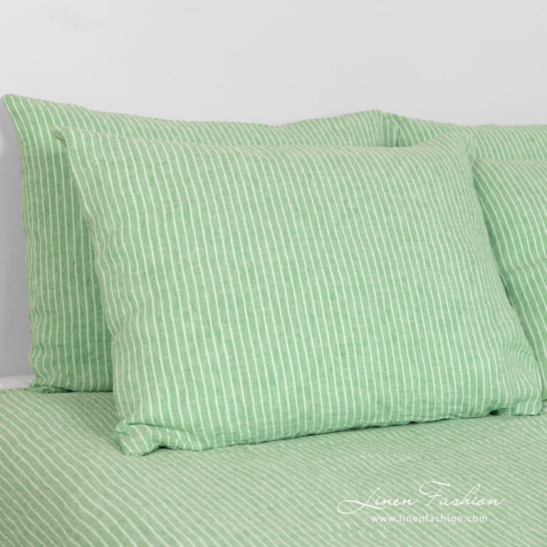 bedlinen green stripes with pillow cases in stripes.