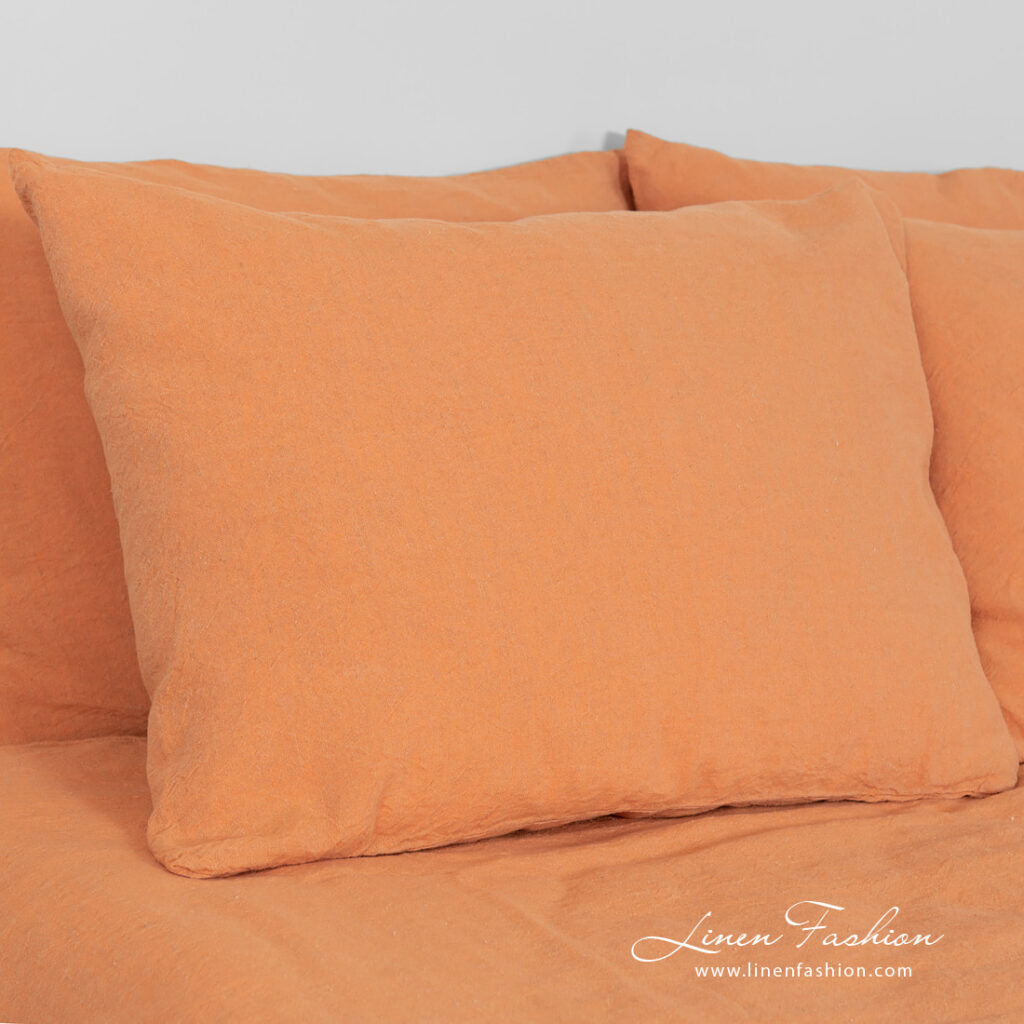 SAN DIEGO Linge de lit 4 linen cotton orange bedlinen with different pillow case sizes.