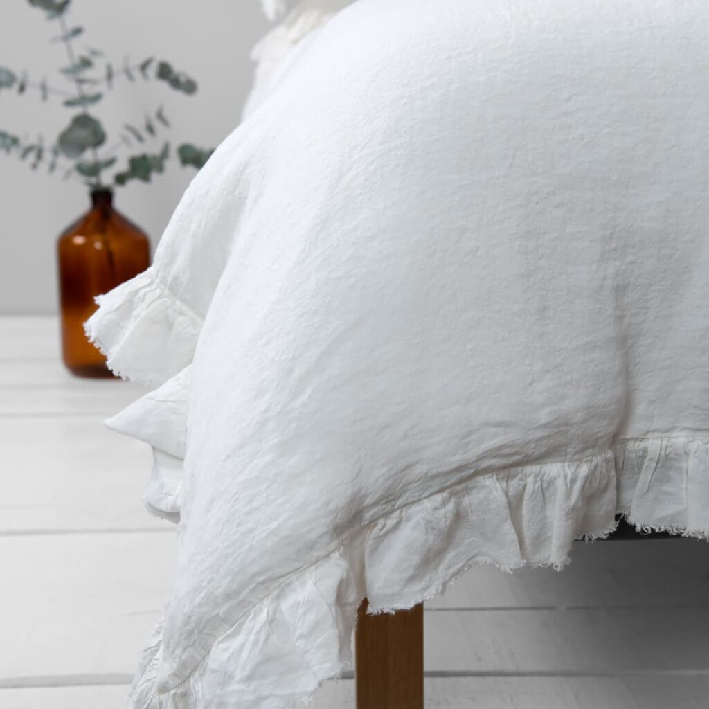 PROVANCE Linge de lit blanc 2 off white linen duvet cover with ruffles