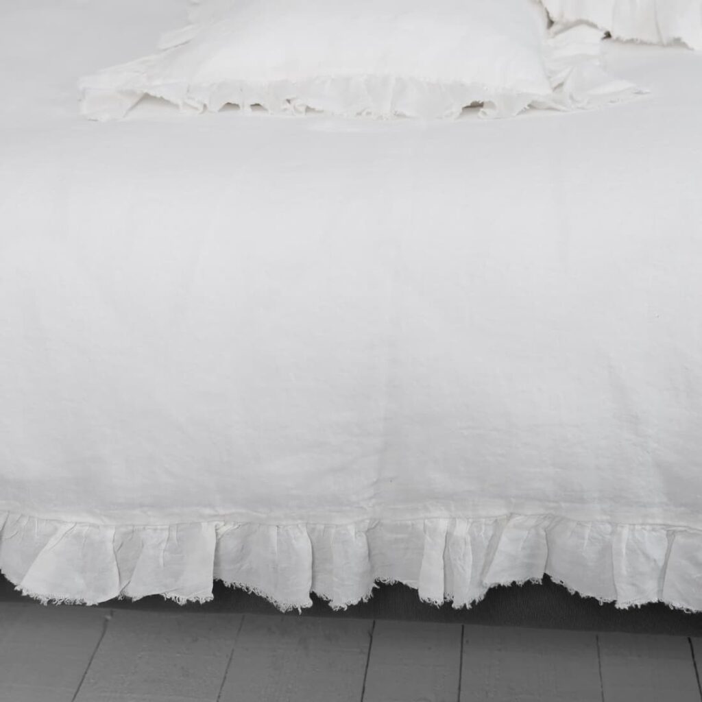 PROVANCE Linge de lit blanc 3 off white linen duvet cover with ruffles, washed