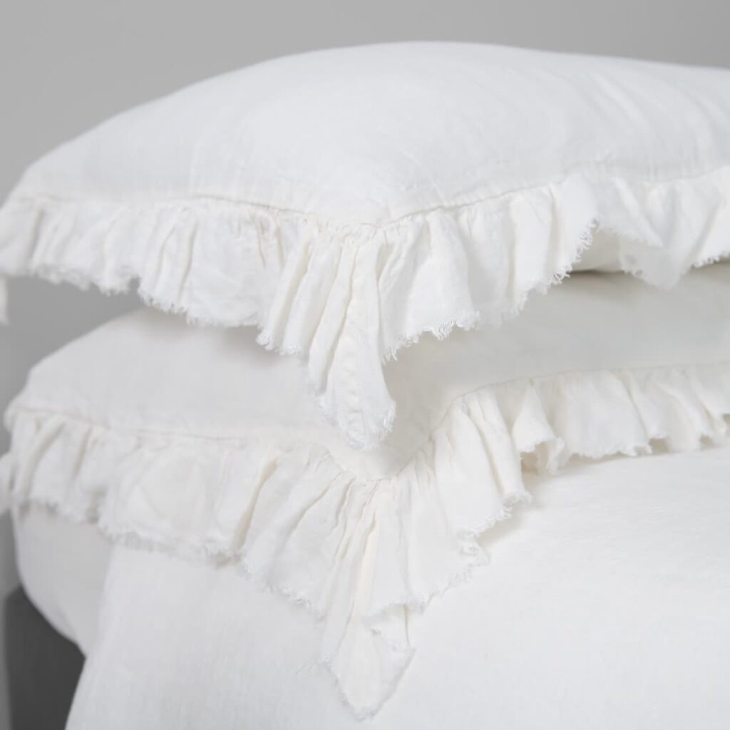 PROVANCE Linge de lit blanc 7 off white linen pillow cases, washed