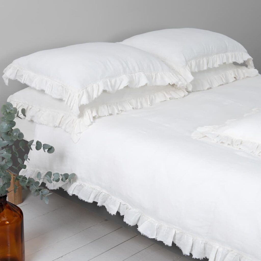 PROVANCE Linge de lit blanc 8 off white linen pillow cases, ruffles 8.5cm.
