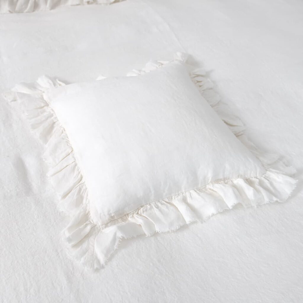 PROVANCE Linge de lit blanc 9 off white linen cushion cover with ruffles 8.5cm.