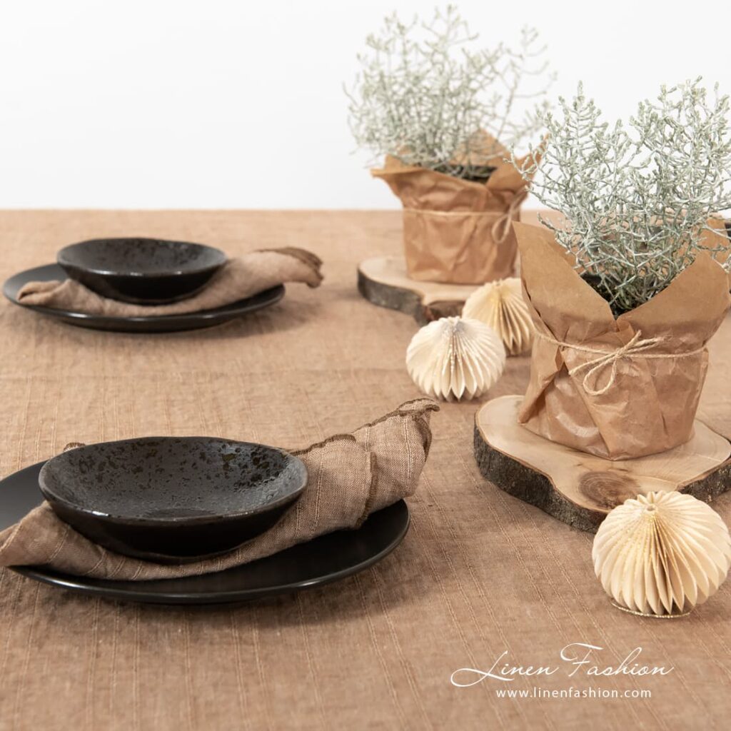 MACADAMIA Serviette de table brun 4 Brown colored tablecloth.