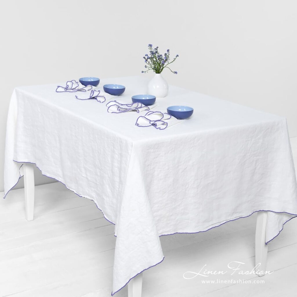 ARVO Nappe blanche avec bordure violette 1 ARVO Nappe blanche avec bordure violette